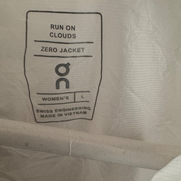 On Cloud Running Zero Jacket. Women's, size L, windproof water resistant. - Picture 3 of 3